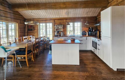 virtuve, Stunning Home In Drangedal With Wifi in Gautefall