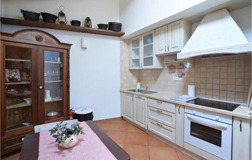 virtuve, Beautiful Home In Porec in Fuskulin