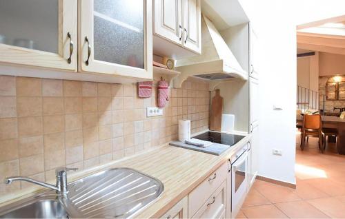 virtuve, Beautiful Home In Porec in Fuskulin