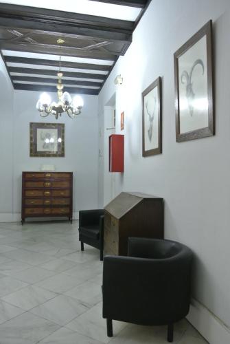 Shared lounge/TV area, Pension Santa Paula in Málaga