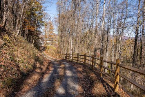 Wilkie 8br Luxury Mtn Villa with Spa