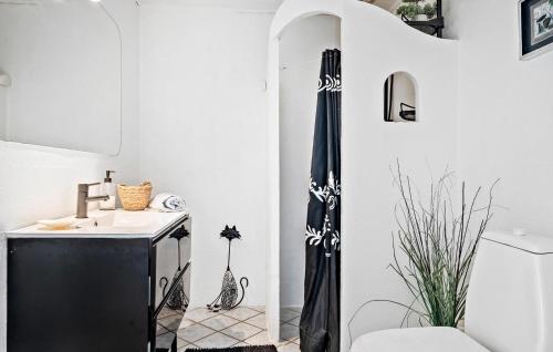 Bathroom, Amazing Apartment In Thisted With Wifi in Hjardemål