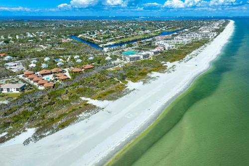 Poolside Paradise - Pet Friendly Villa on Sanibel Island - Private Beach - Signal Inn 03, Sanibel (foto 3)