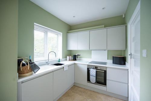 4 Bed Sheffield House with Parking leisure or contractor in ฟุลวูด