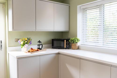 4 Bed Sheffield House with Parking leisure or contractor in ฟุลวูด