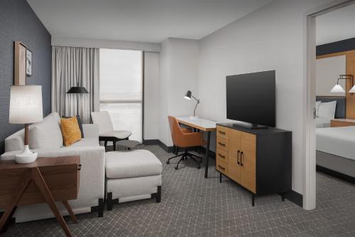 2 queen beds, 1 sofa bed