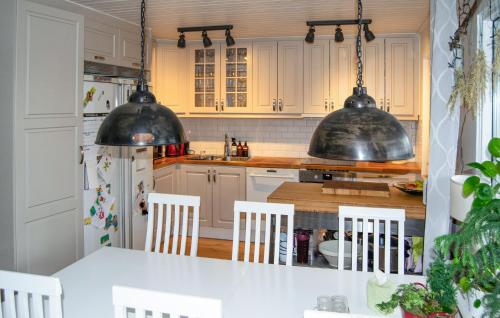 virtuve, Gorgeous Home In Värmdö With Sauna (Gorgeous Home In Varmdo With Sauna) in Ingaro