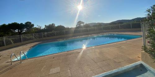 Afficher, Studio climatisé vue mer à proximité de la plage (Studio climatise vue mer a proximite de la plage) in Agay