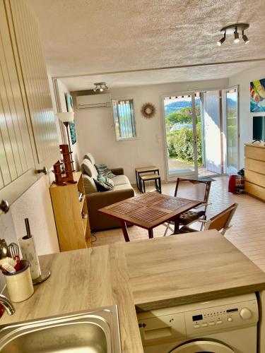 cuisine, Studio climatisé vue mer à proximité de la plage (Studio climatise vue mer a proximite de la plage) in Agay