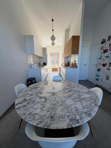 Luxury apartment, private terrace & FREE PARKING Room Type - Three-Bedroom Apartment