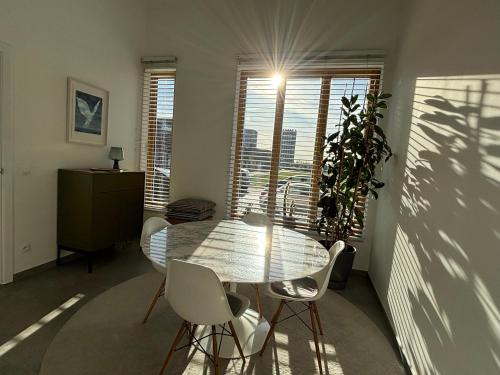 Luxury apartment, private terrace & FREE PARKING, Amberes (foto 3)