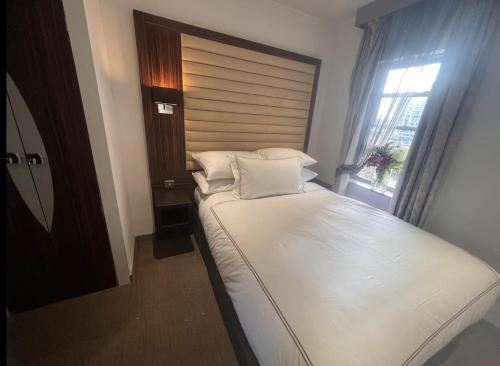 Bliss Boutique En-suit Family room for 3 with AC 303, London