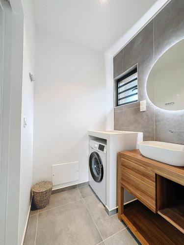 Bathroom, La Petite Villa proche de la plage in Berard