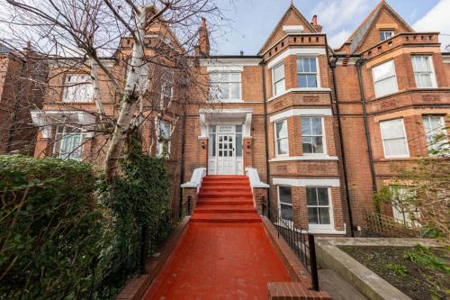 Victorian Beauty with Private Toilet and Shower Near Tube Station, Londyn