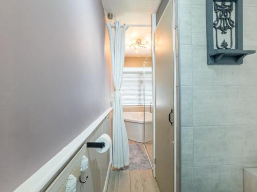 ห้องน้ำ, Basildon Retreat Cozy 3-Bedroom Home in บาริลดัล