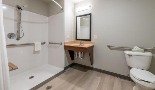 Queen Room - Hearing & Mobility Accessible - Roll In Shower image 3