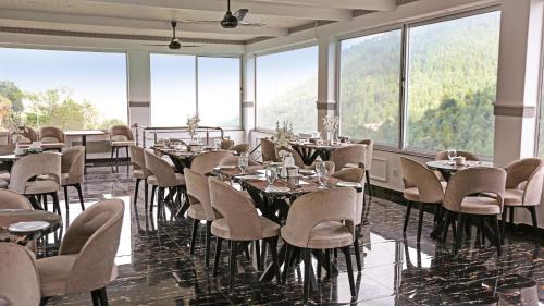 Restaurant, Destination Hotel Thandiani in Abbottabad