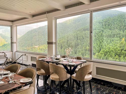 Restaurant, Destination Hotel Thandiani in Abbottabad