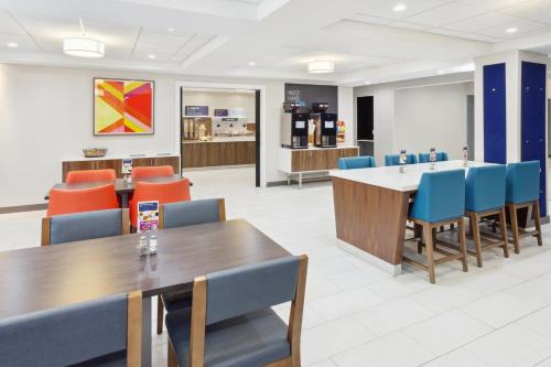 Holiday Inn Express Pekin - Peoria Area - image 2