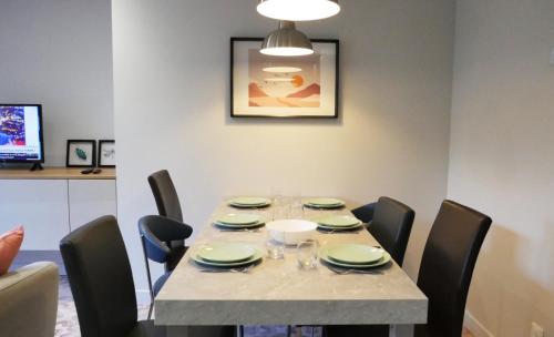 Three-Bedroom Apartment image 9