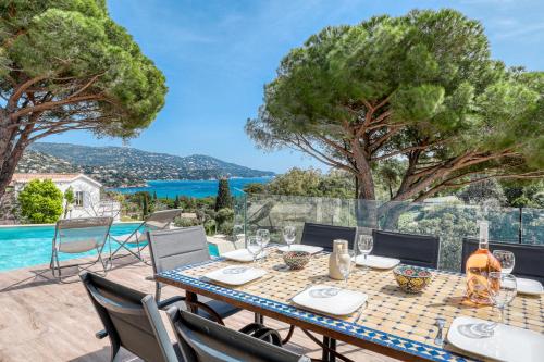 Villa climatisée au Lavandou avec vue mer avec piscine privée