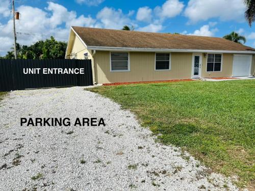 2 PPL 5 mins to Golf Courses Patio Pets BBQ in Greenacres City (FL)