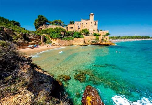 Charming New Beachside House up to 8 Beds!