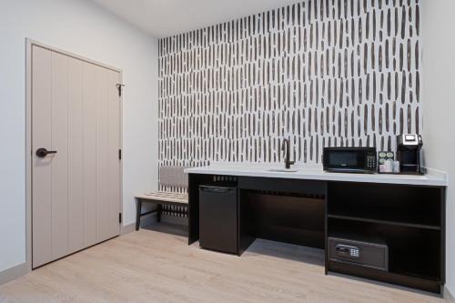 Queen Studio Suite with Tub - Communication/Mobility Access