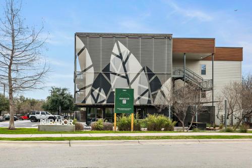 South Lamar Condo - Sauna - Cold Plunge - Pickleball, Austin