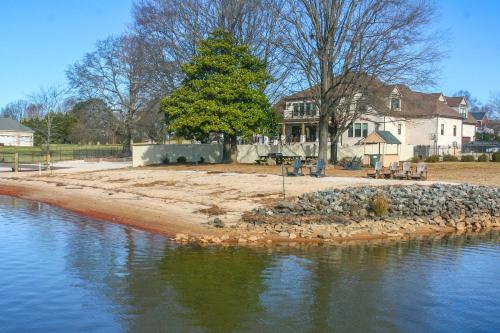 Pet-Friendly Lake Norman Retreat with Deck and Grill