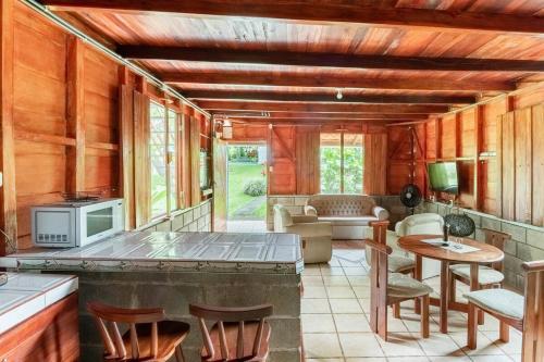 Gamboa Cabin - Delightful Couples Vacation Cabin, Фортуна (фото 11)