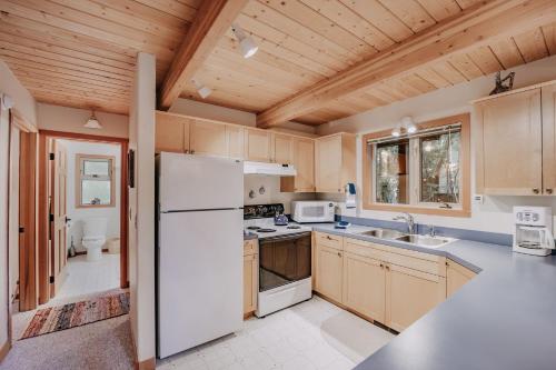 75SL - 2-Bdrm - Loft - Sleeps 6 - WIFI - Pets Ok detail