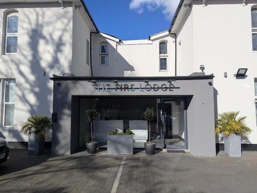 Exterior view, OYO Firs Lodge London Heathrow in London