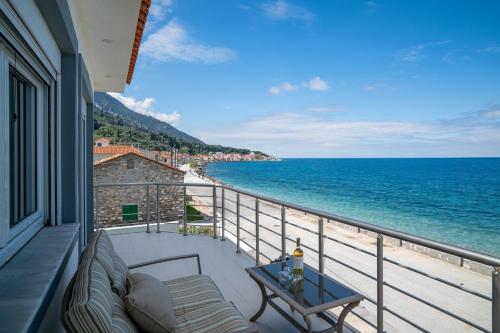 شرفة/ تراس, Etesians Seaside House in Valeontades
