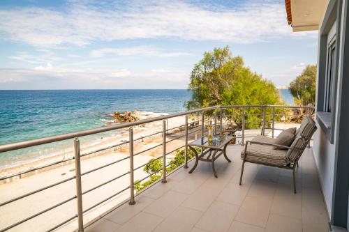 شرفة/ تراس, Etesians Seaside House in Valeontades