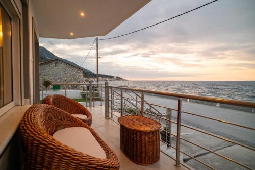 شرفة/ تراس, Etesians Seaside House in Valeontades