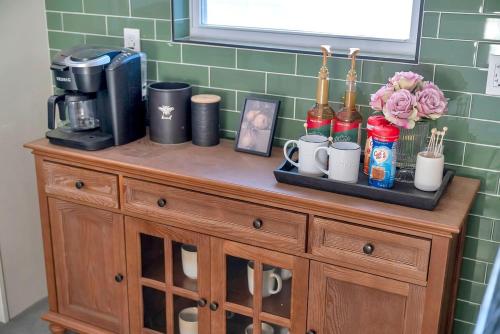 Honeybear Hideaways - Beautiful Luxury 8BR Retreat in with Indoor Pool, Theater, Game and Hot Tub