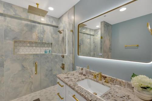 Honeybear Hideaways - Beautiful Luxury 8BR Retreat in with Indoor Pool, Theater, Game and Hot Tub