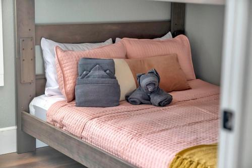 Honeybear Hideaways - Beautiful Luxury 8BR Retreat in with Indoor Pool, Theater, Game and Hot Tub