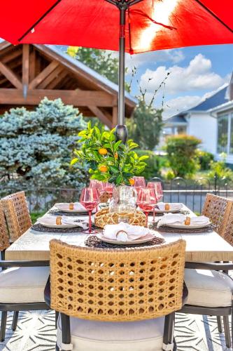 Honeybear Hideaways - Beautiful Luxury 8BR Retreat in with Indoor Pool, Theater, Game and Hot Tub