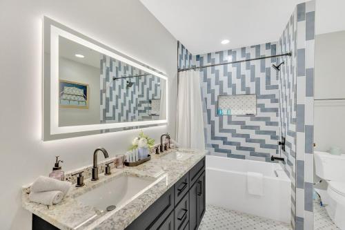 Honeybear Hideaways - Beautiful Luxury 8BR Retreat in with Indoor Pool, Theater, Game and Hot Tub