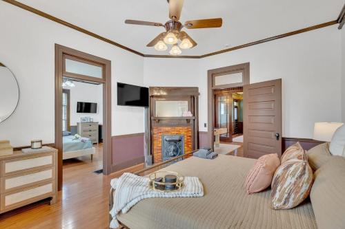Honeybear Hideaways - Beautiful Luxury 8BR Retreat in with Indoor Pool, Theater, Game and Hot Tub