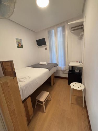 Single Room image 3