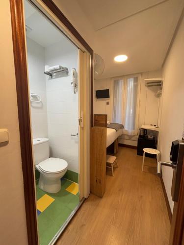 Single Room image 4