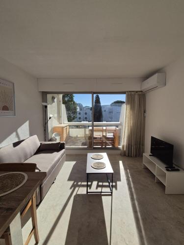Charmant studio Climatisé avec Terrasse, Piscine et Parking dans le beau quartier du PONANT