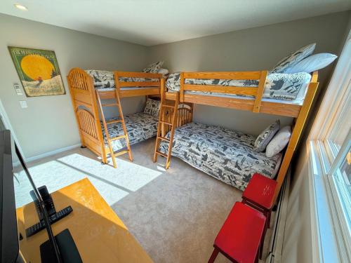 F4 Warm Fairway Village Townhome mountain views and large lawn So much to do - image 6