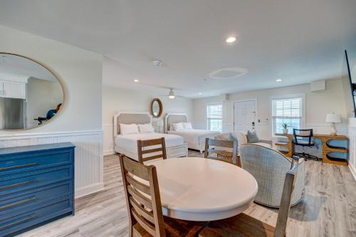 Adjacent 3rd Floor Trio, 3001 King, 3002 Queen, & 3003 Queen Adjacent 3rd Floor Trio, 3001 King, 3002 Queen, & 3003 Queen