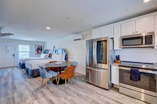 302 Queen Suite, 3rd Floor Low Tide