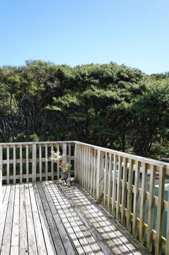 Okupu Beach House in เกาะเกรทแบร์ริเออร์