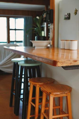 Okupu Beach House in เกาะเกรทแบร์ริเออร์